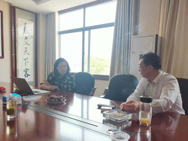 武漢大學(xué)包裝印刷系主任萬曉霞教授白魂、博士生導(dǎo)師正在給廣樺高層管理人員授課指導(dǎo)