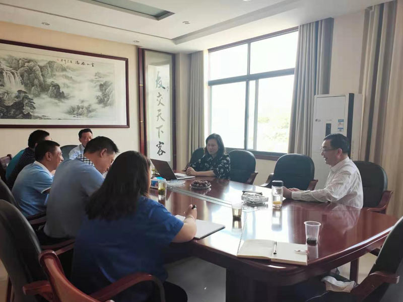 武漢大學(xué)包裝印刷系主任萬曉霞教授、博士生導(dǎo)師正在給廣樺高層管理人員授課指導(dǎo)